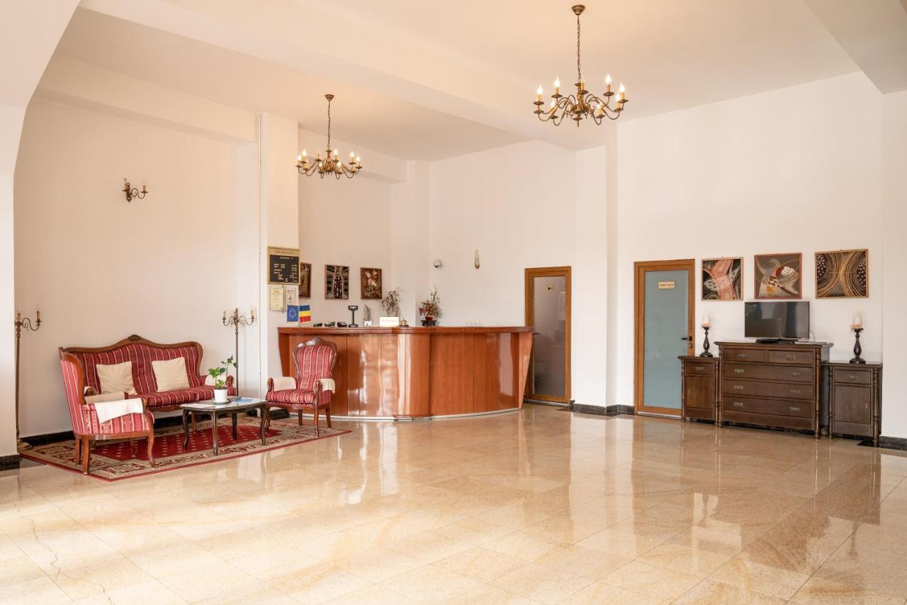 Hotel Mcpietroasa Hales Экстерьер фото