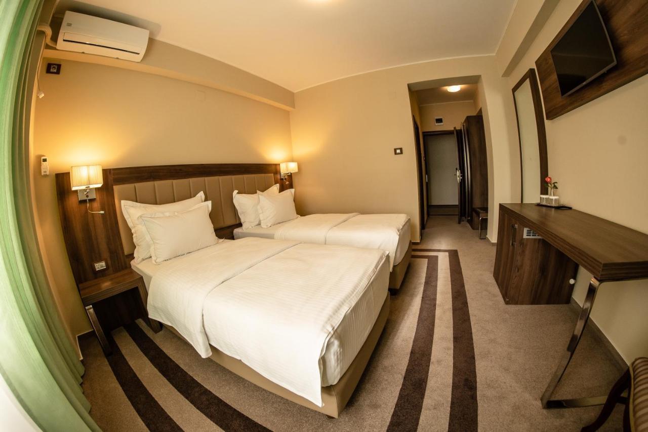 Hotel Mcpietroasa Hales Экстерьер фото