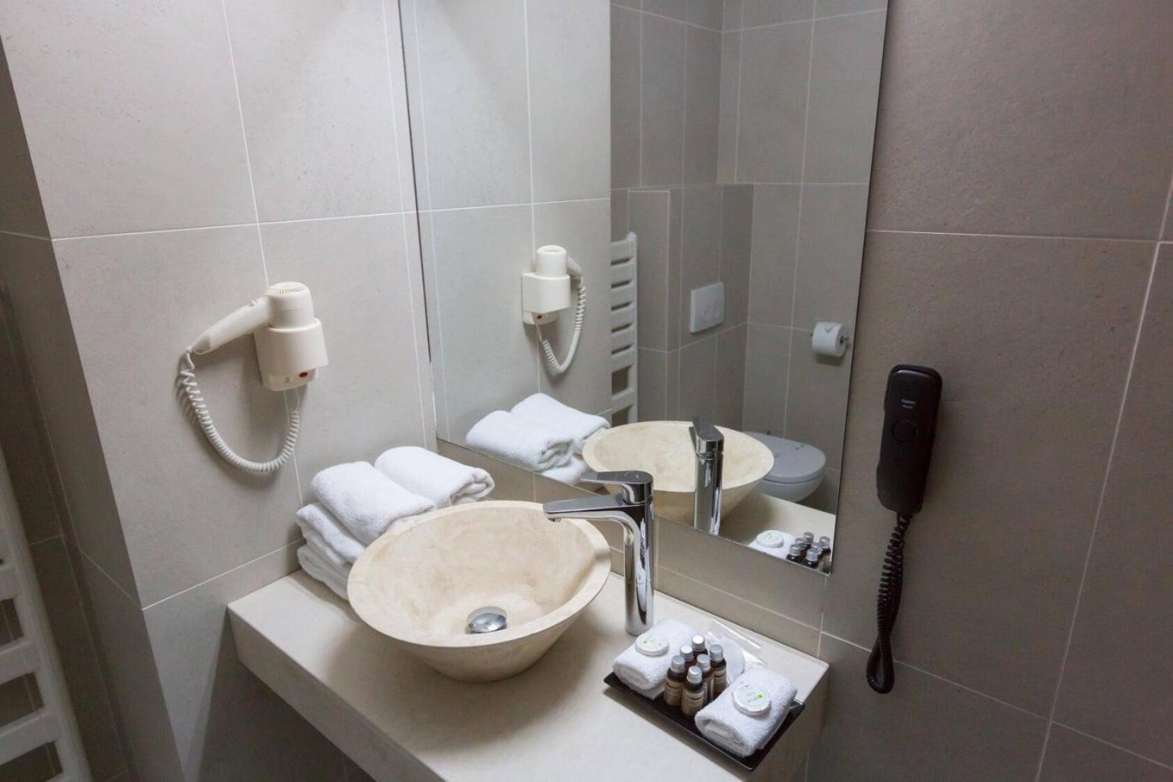 Hotel Mcpietroasa Hales Экстерьер фото