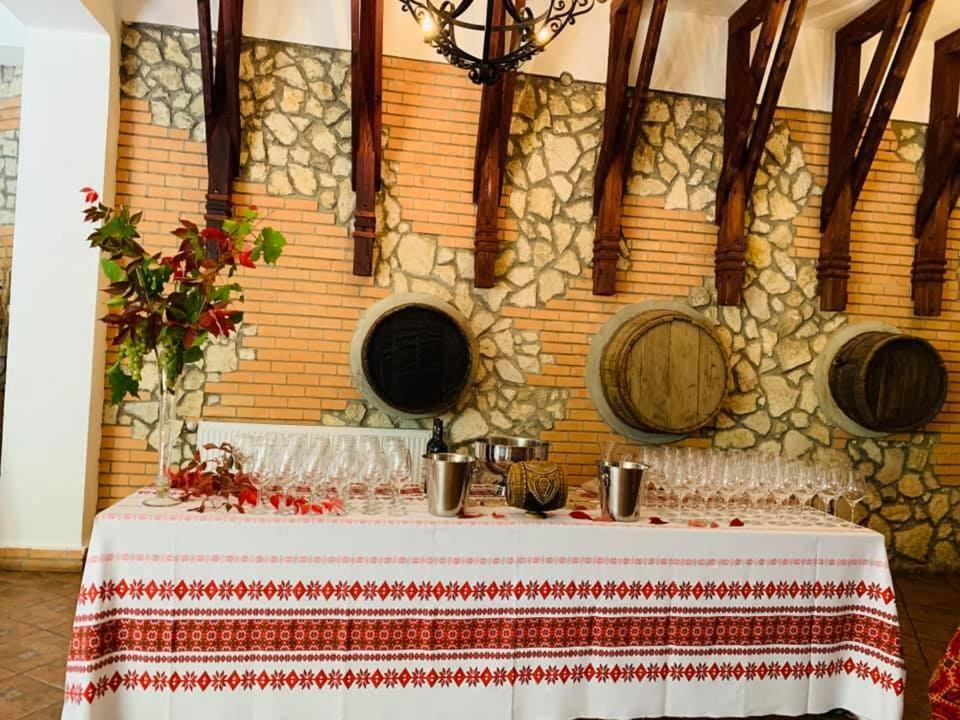 Hotel Mcpietroasa Hales Экстерьер фото
