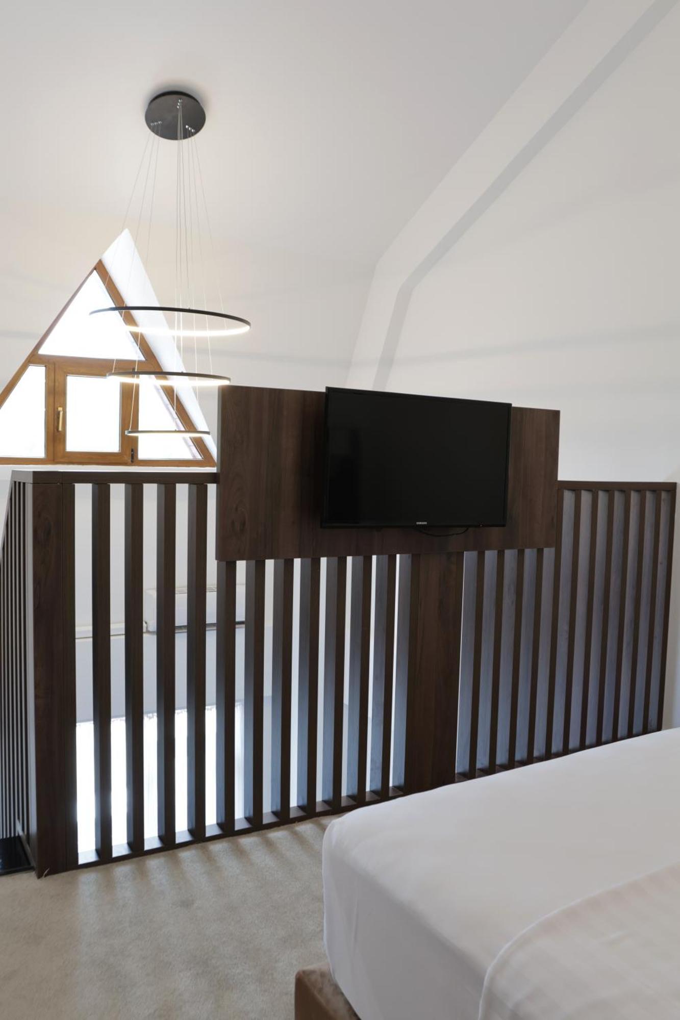 Hotel Mcpietroasa Hales Экстерьер фото
