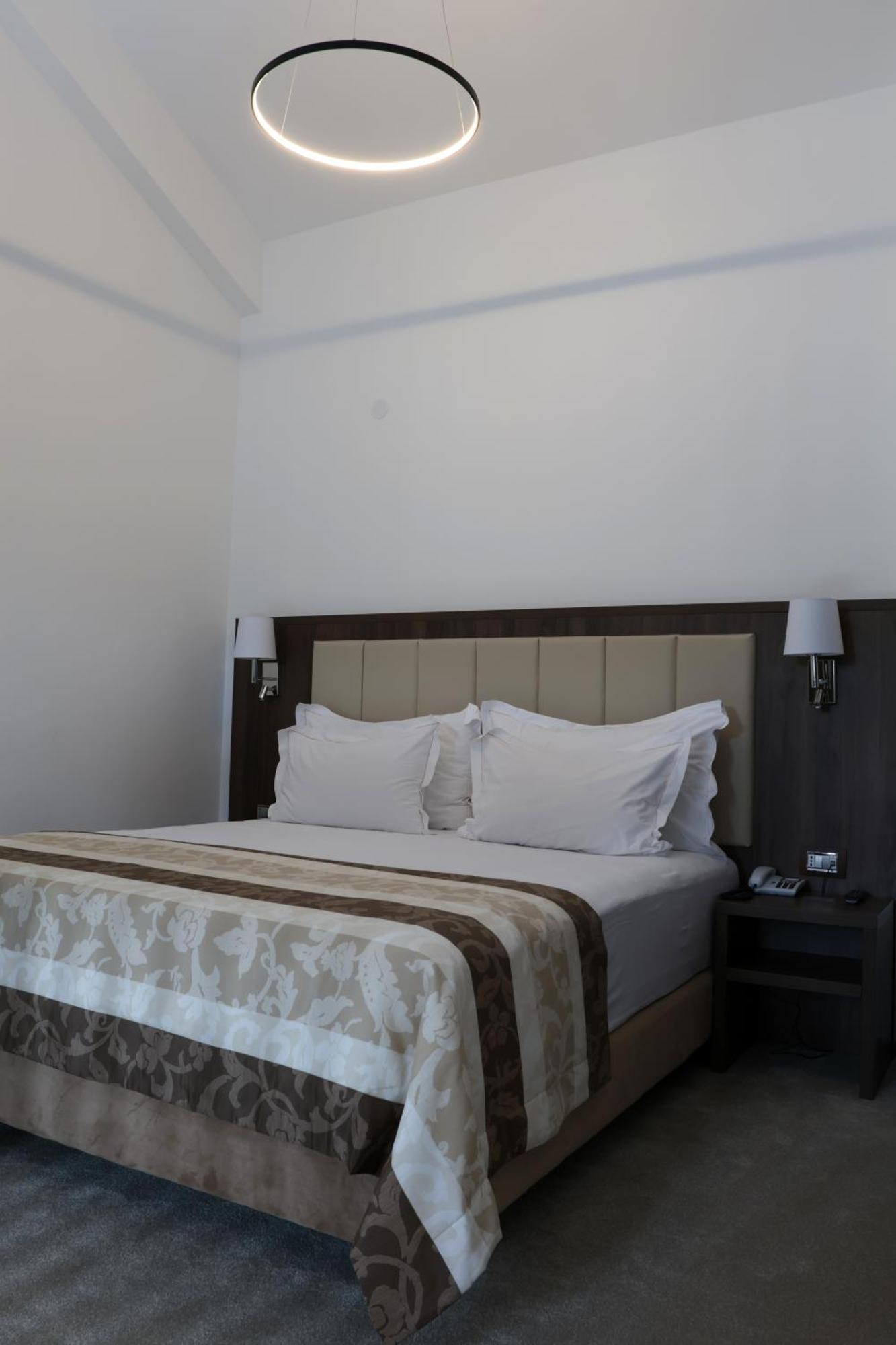 Hotel Mcpietroasa Hales Экстерьер фото