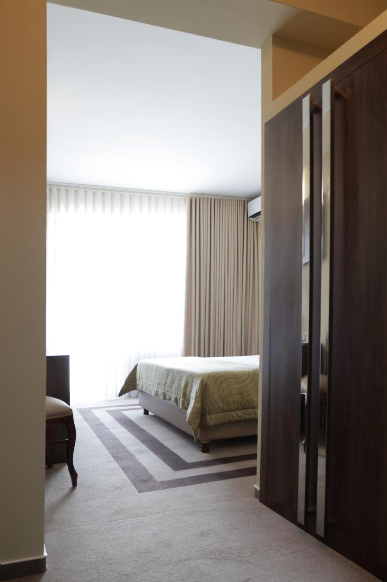 Hotel Mcpietroasa Hales Экстерьер фото