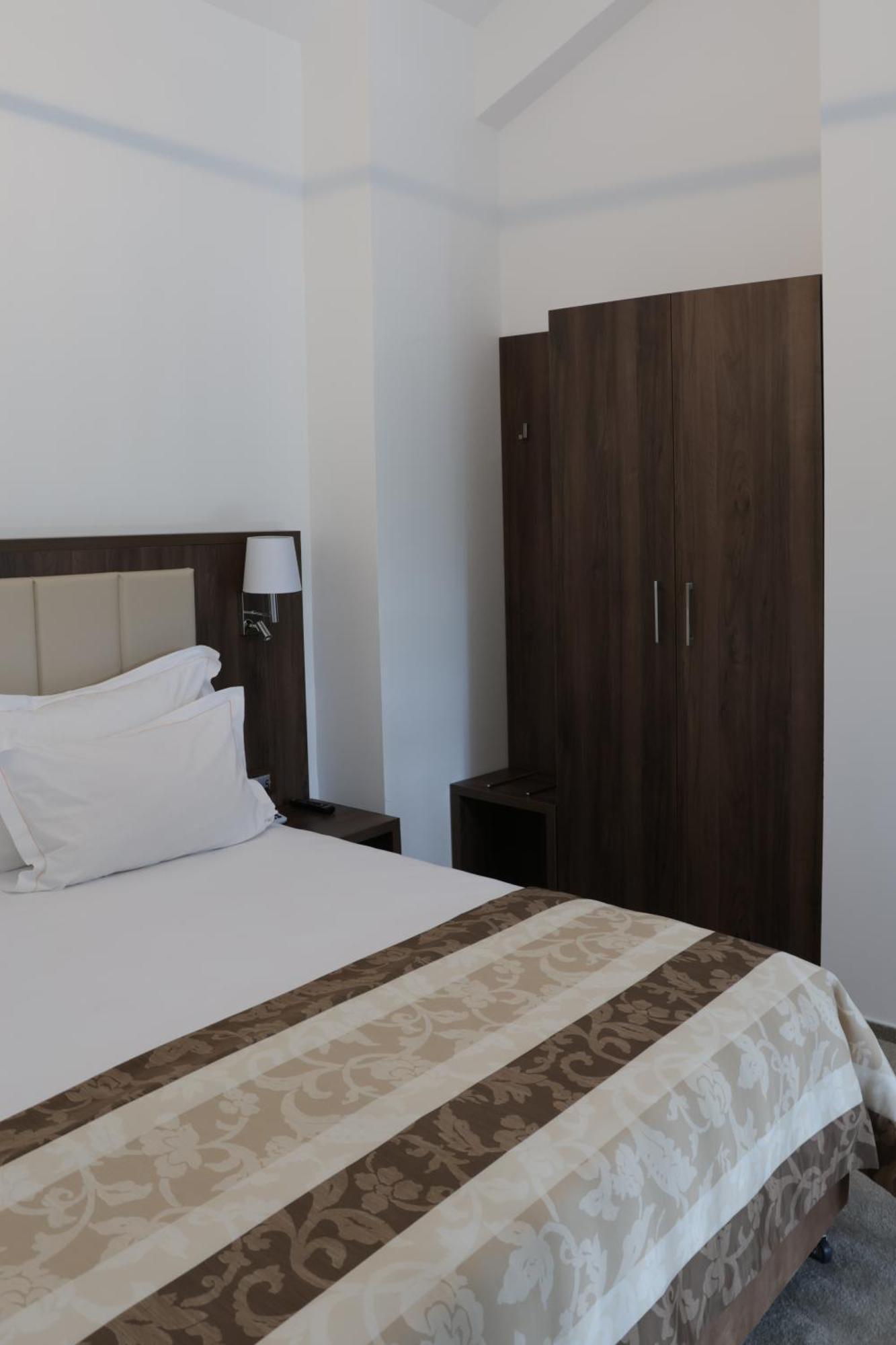 Hotel Mcpietroasa Hales Экстерьер фото