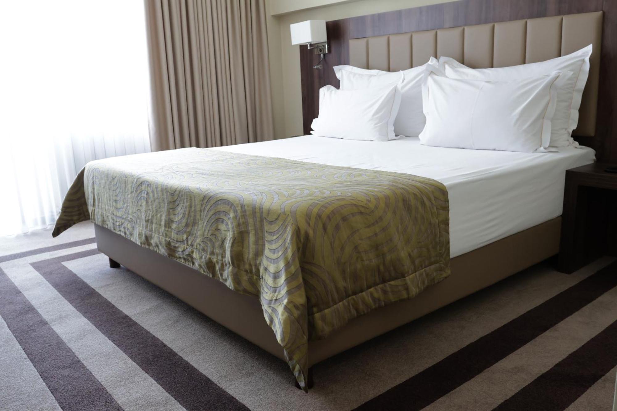 Hotel Mcpietroasa Hales Экстерьер фото