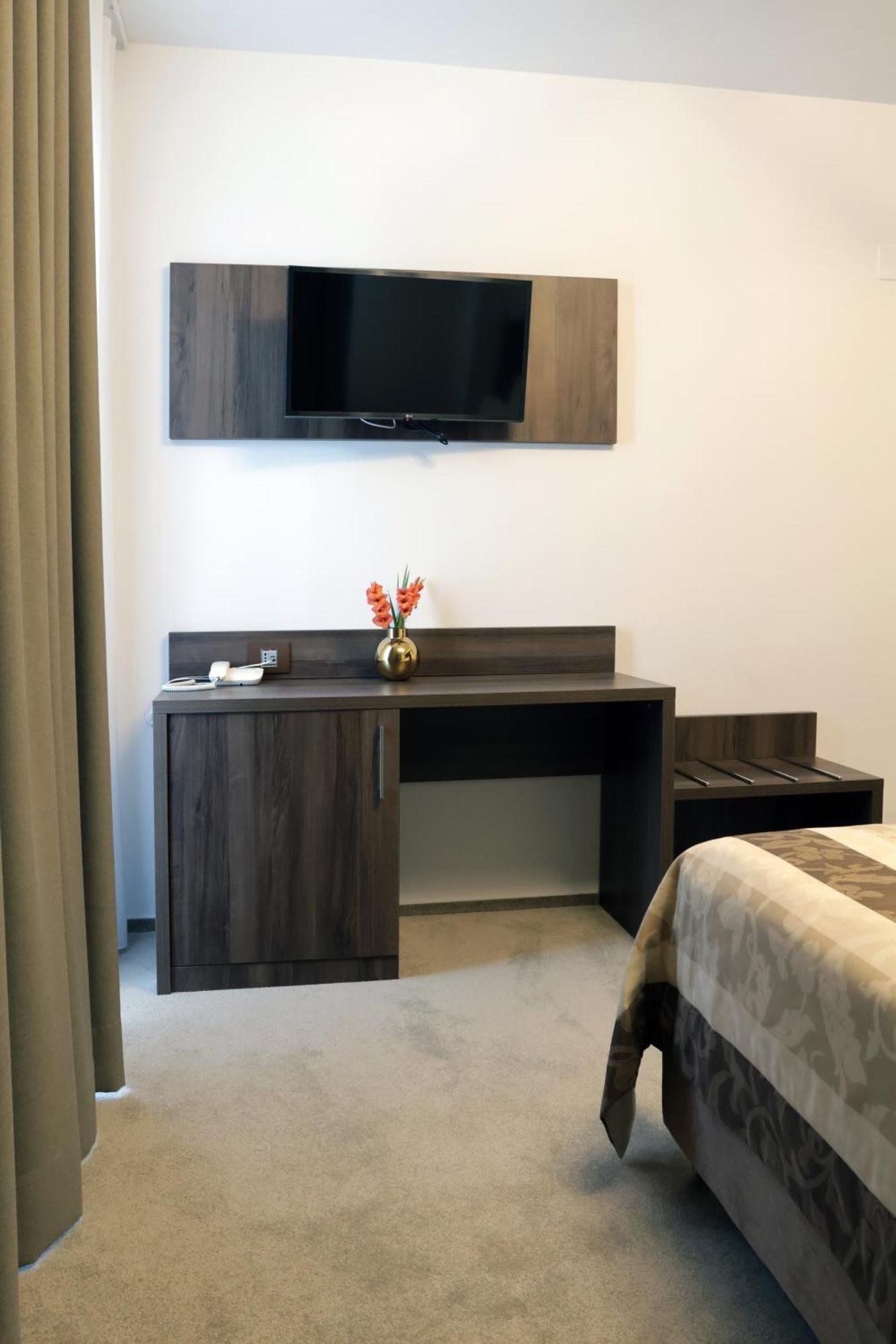 Hotel Mcpietroasa Hales Экстерьер фото