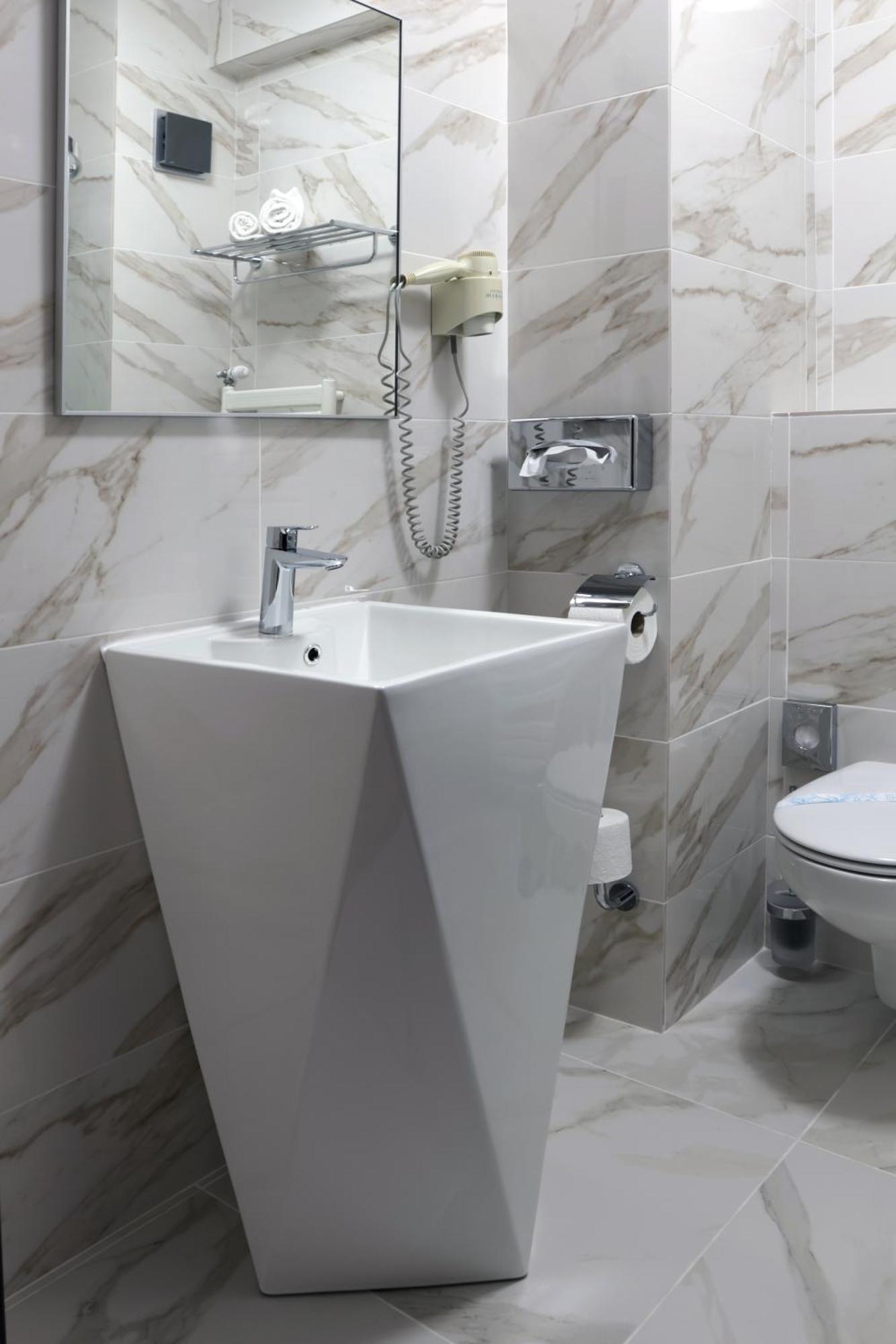 Hotel Mcpietroasa Hales Экстерьер фото