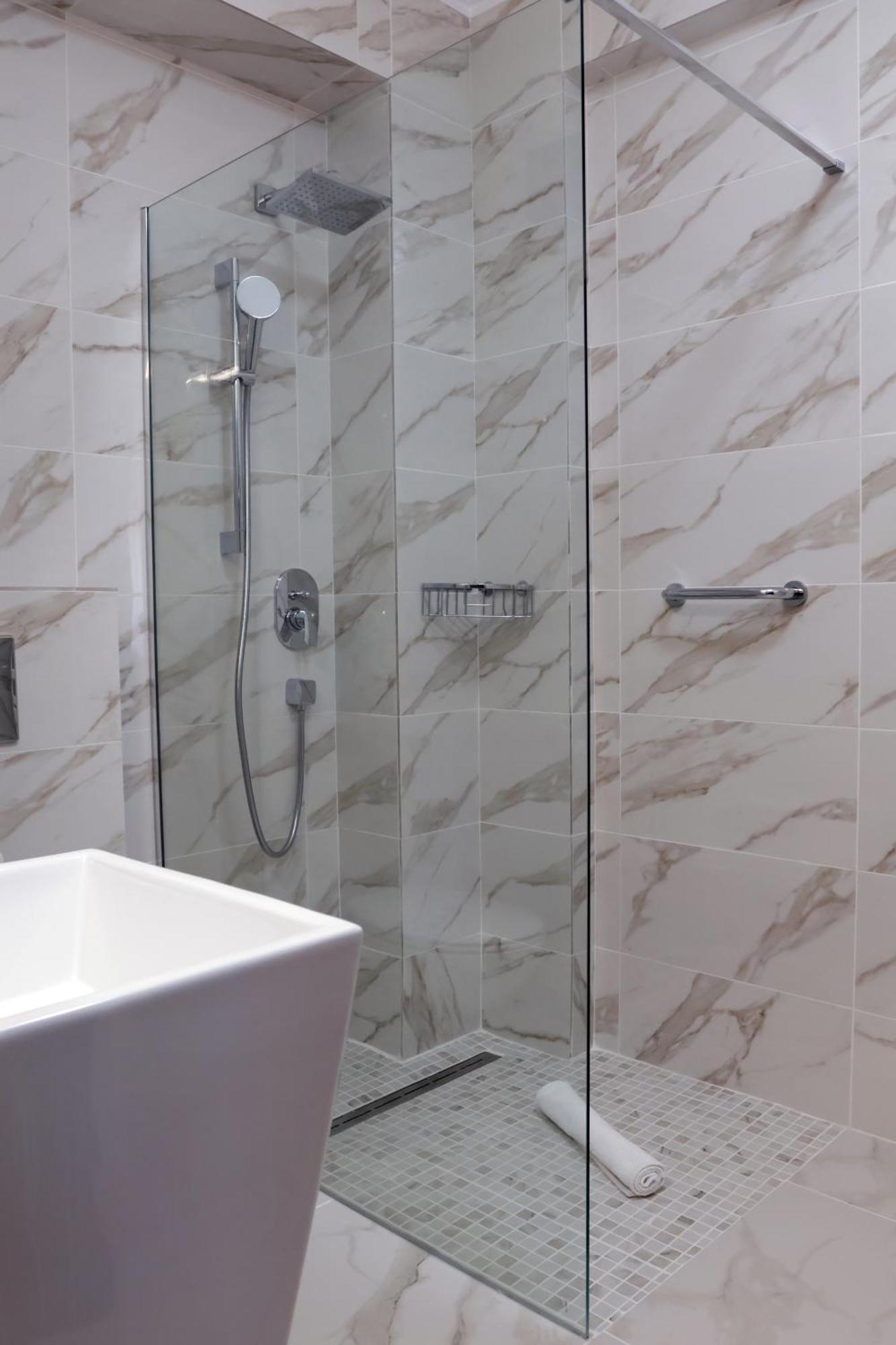 Hotel Mcpietroasa Hales Экстерьер фото