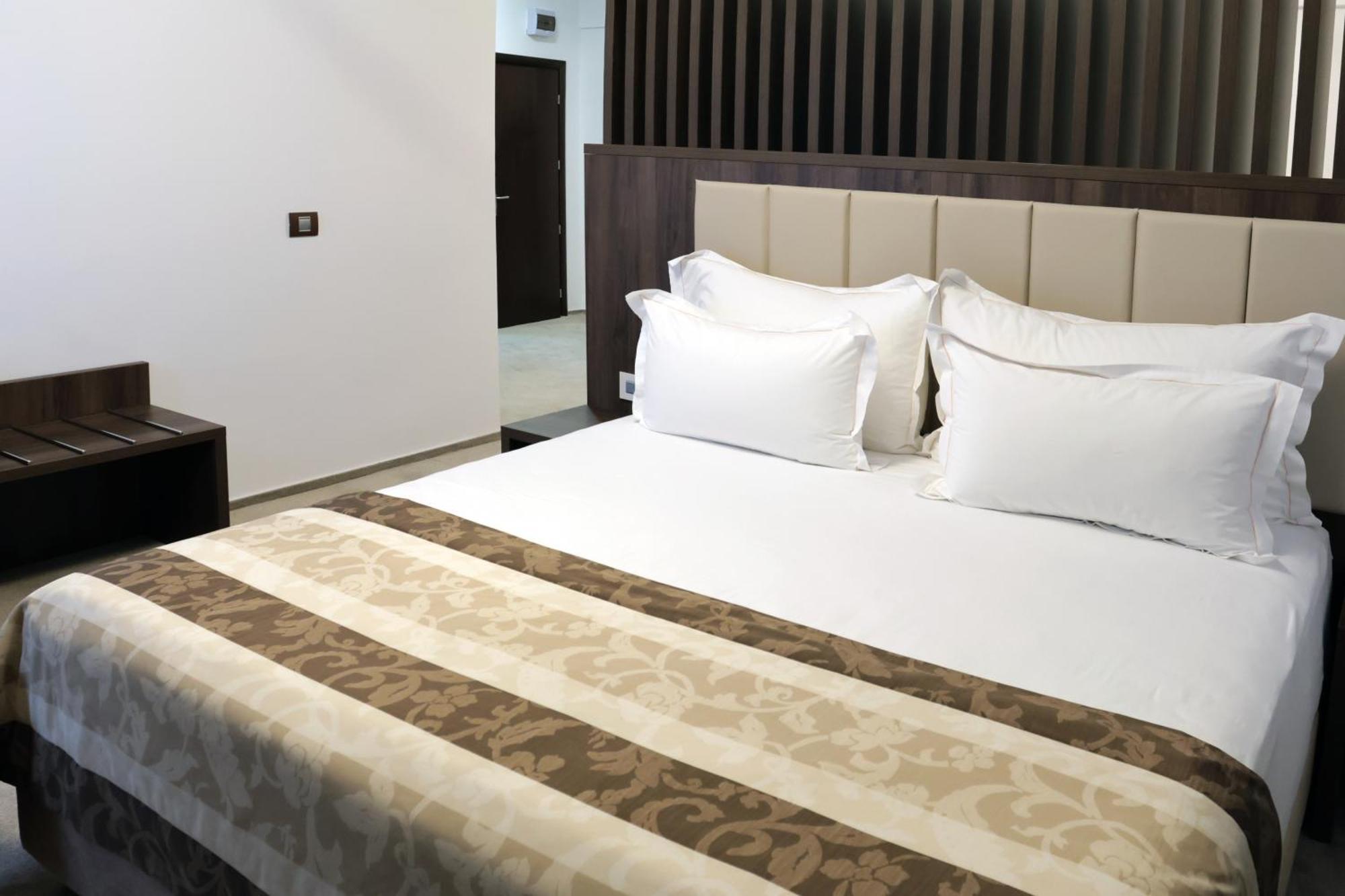 Hotel Mcpietroasa Hales Экстерьер фото
