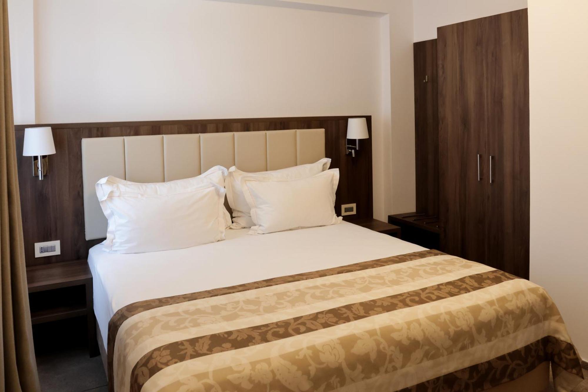 Hotel Mcpietroasa Hales Экстерьер фото