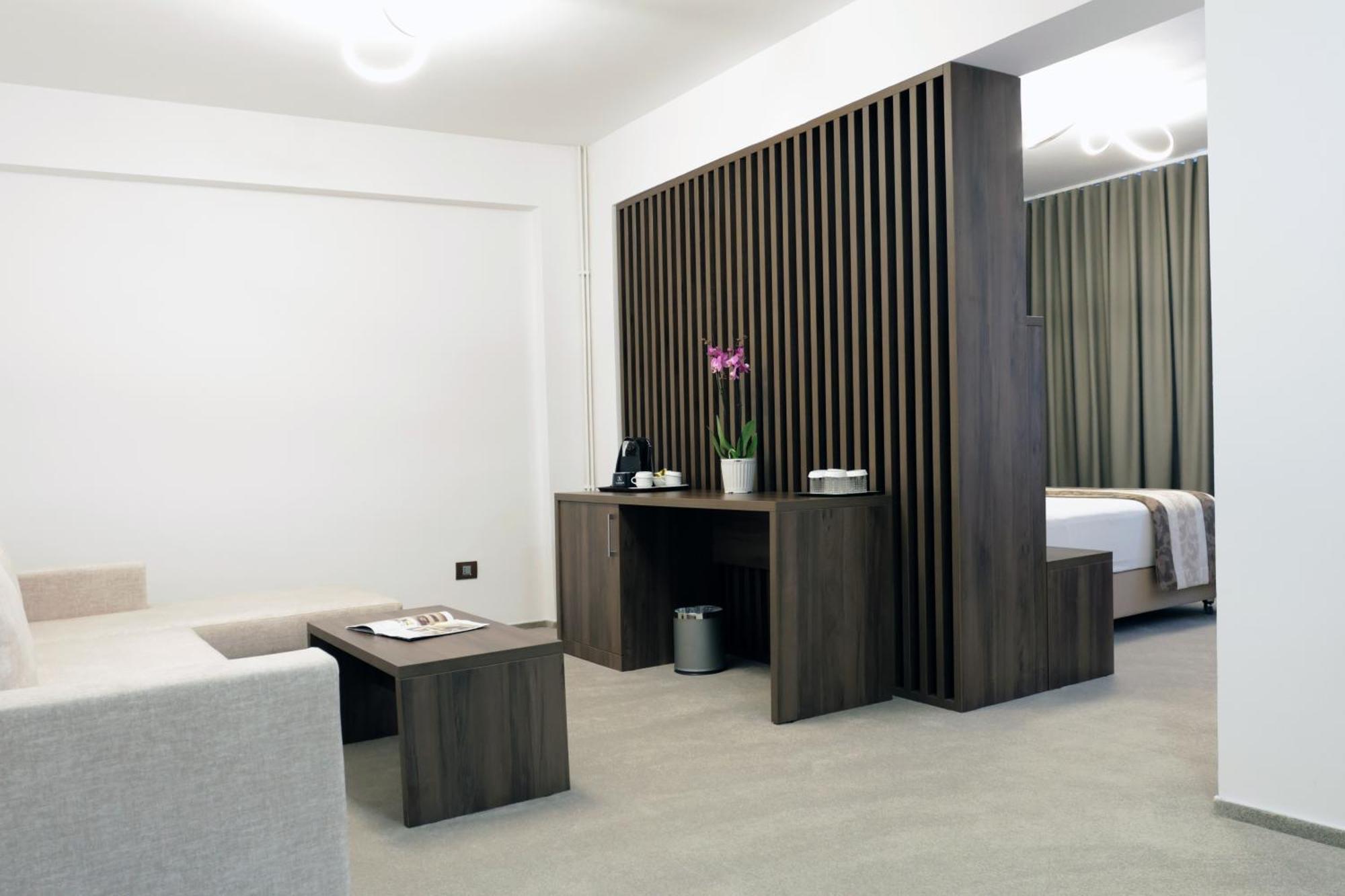 Hotel Mcpietroasa Hales Экстерьер фото