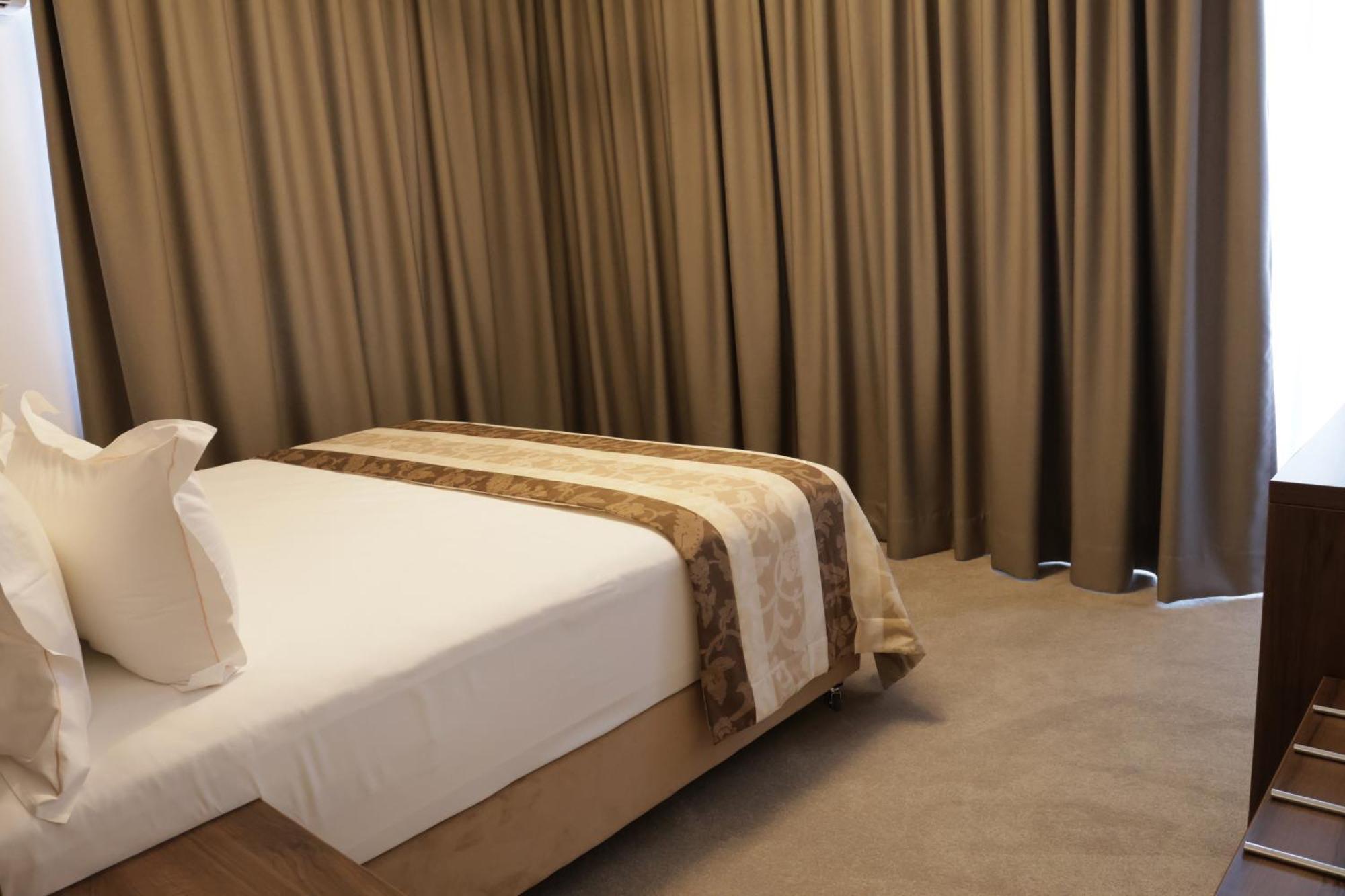 Hotel Mcpietroasa Hales Экстерьер фото