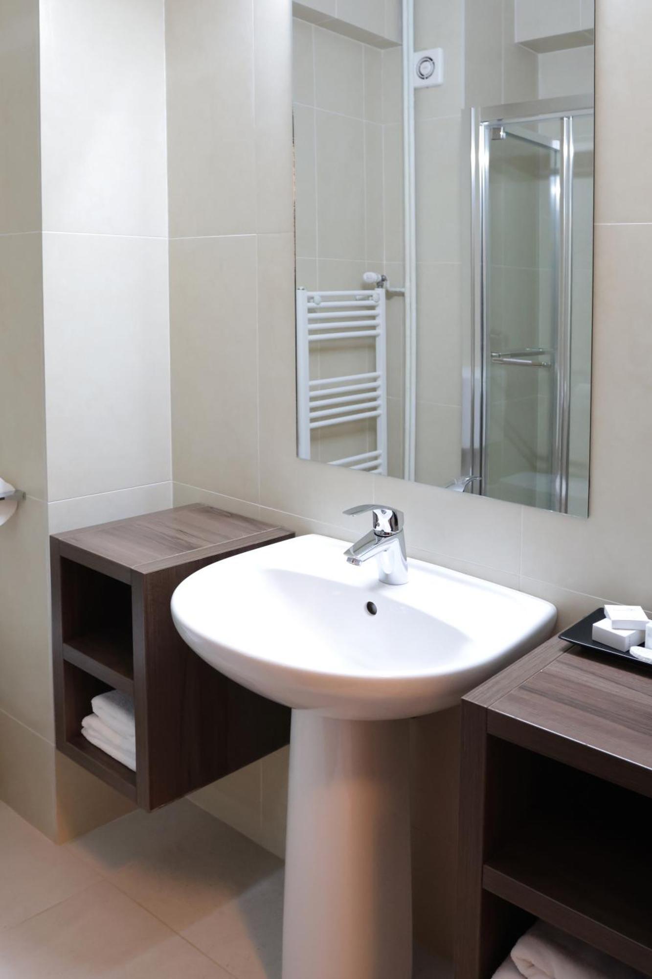 Hotel Mcpietroasa Hales Экстерьер фото