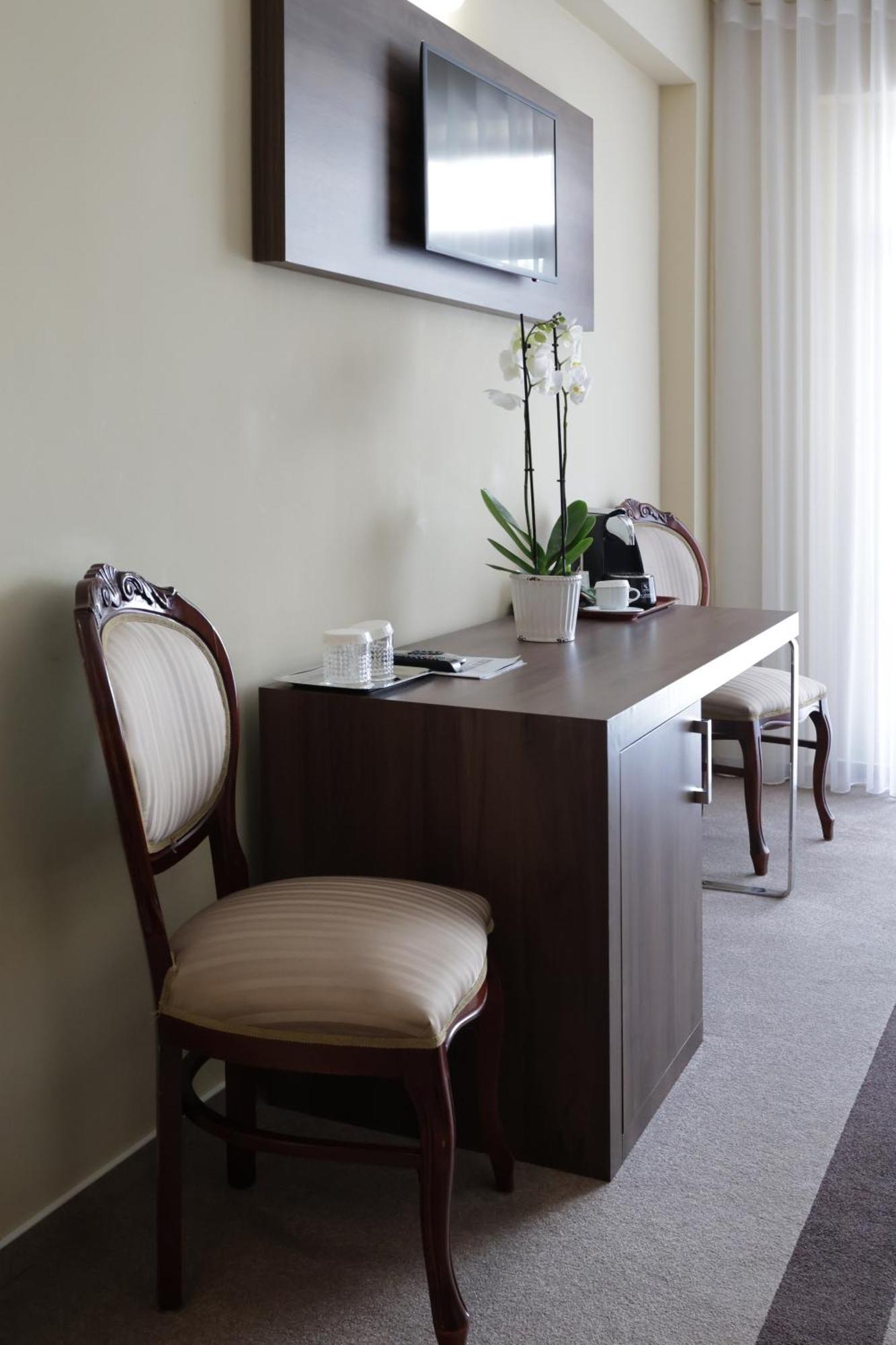 Hotel Mcpietroasa Hales Экстерьер фото